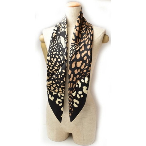 Salvatore Ferragamo scarf leopard print black multi never used and box included - Picture 3 of 7